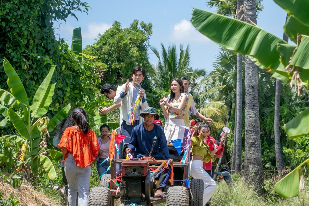 สุดยอดสปิริต!'มิว-ชาล็อต'นำทีมนักแสดง ขึ้นรถแห่สนุกสุดมันส์กลางแดด! ในละคร'มนต์รักลูกทุ่ง๒๕๖๗'