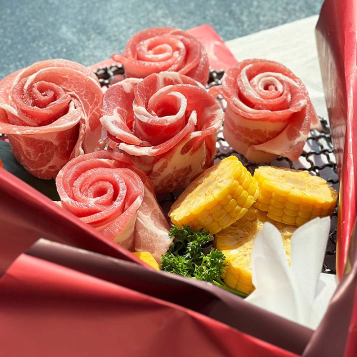 AKA ครีเอท ‘ช่อหมูสื่อรัก’ ช่อกุหลาบแบบกินได้ เซอร์ไพรส์คู่รักนักปิ้ง