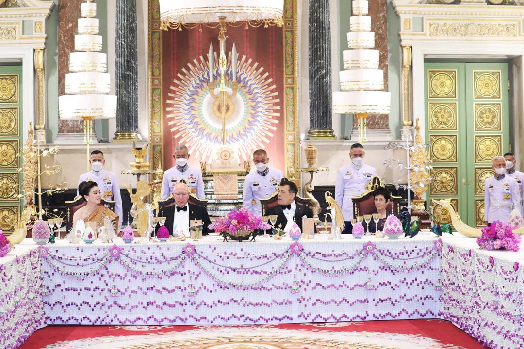 'ในหลวง-พระราชินี'พระราชทานเลี้ยงอาหารค่ำ 'เดวิด เฮอร์ลีย์'และภริยา เยือนไทย