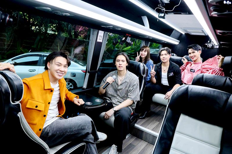 ‘แพทริคอนันดา’ควงคู่แฟนคลับเปิดมินิคอนเสิร์ตบนรถ
