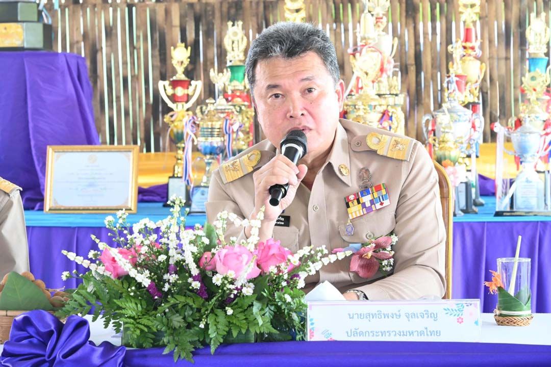 ปลัด มท.ลงพื้นที่บ้านป่าเส้า อำเภอเมืองลำพูน เน้นย้ำช่วยกันสำรวจกลุ่มเปราะบางเพิ่มเติม