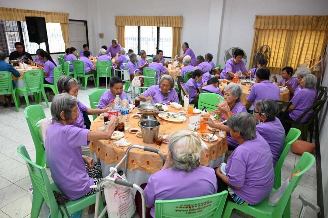 ‘ป่อเต็กตึ๊ง’มอบอั่งเปา ชุดของขวัญ จัดเลี้ยงอาหารแก่ผู้สูงวัยในสถานสงเคราะห์ในเทศกาลตรุษจีน