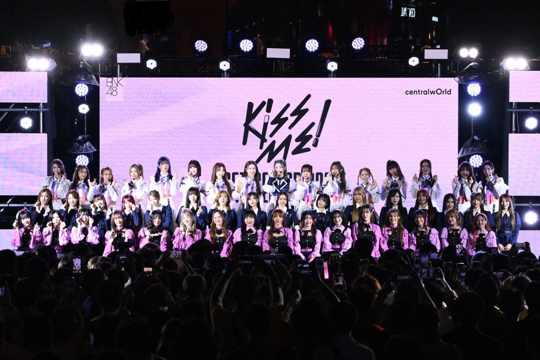 'BNK48' เปิดตัวเพลง 'Kiss me!(ให้ฉันได้รู้)'ร่วมงาน JYP ครั้งแรก!