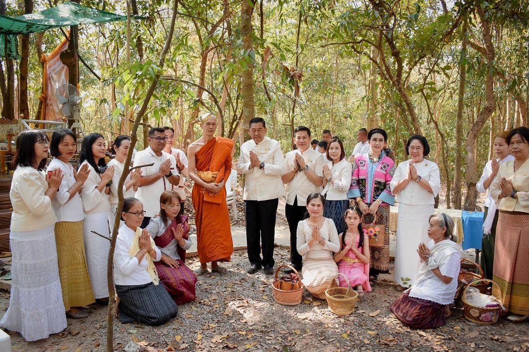 'พระอาจารย์ต้อม'วัดท่าสะแบงพร้อมคณะศิษยานุศิษย์ถวายที่ดิน40ไร่วิทยาลัยสงฆ์ร้อยเอ็ด