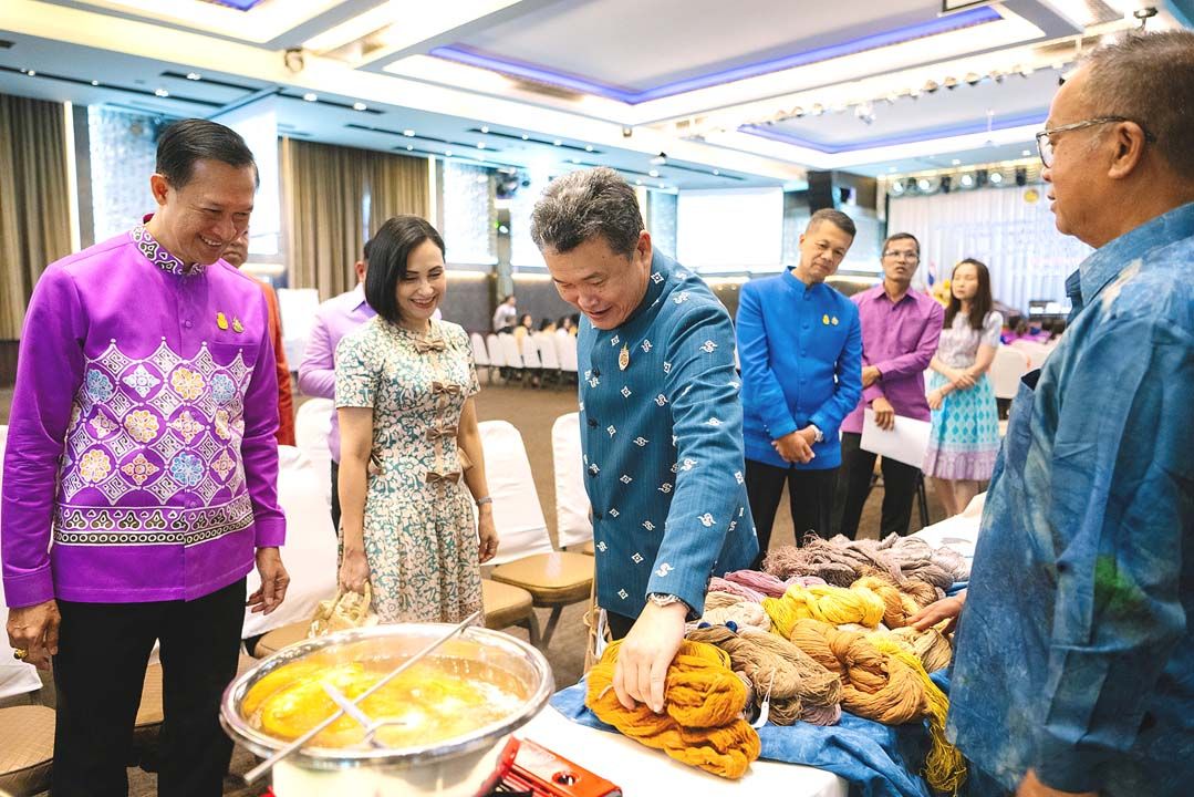 เปิดประชุมเชิงปฏิบัติการโครงการสร้างการรับรู้ และเผยแพร่พระอัจฉริยภาพ  ด้านการอนุรักษ์และต่อยอดมรดกภูมิปัญญาการทอผ้าของไทยฯ จ.สงขลา