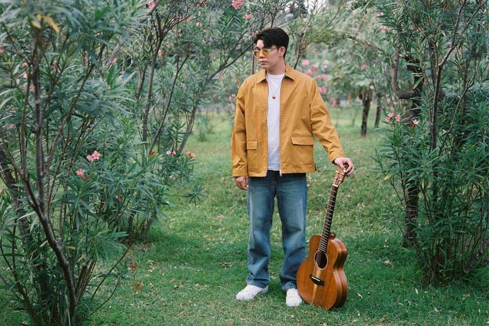 ‘ให้โลกนี้กอดเธอไว้’ เพลงรักนุ่มลึก อบอุ่นของผู้ชายแสนดีที่ชื่อ ‘เบ๊บภูมิ’