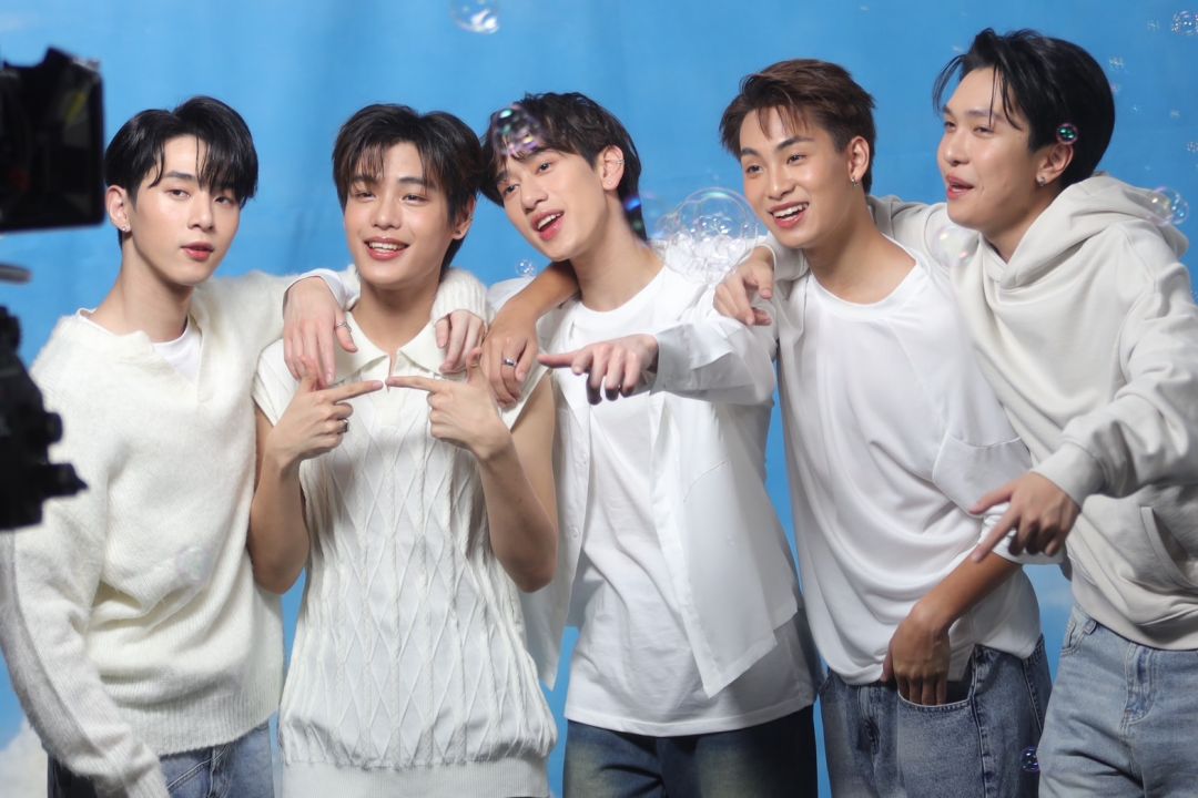 น่ารักเกินต้าน 5 หนุ่ม Viu Talent ใน MV 'ใกล้ขนาดนี้ (Too Close)' จัดเต็มความคิวต์