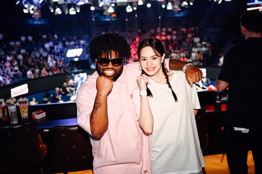 Pink Sweat$ ควงคู่แอลลี่เชียร์มวยไทยที่เวทีราชดำเนิน