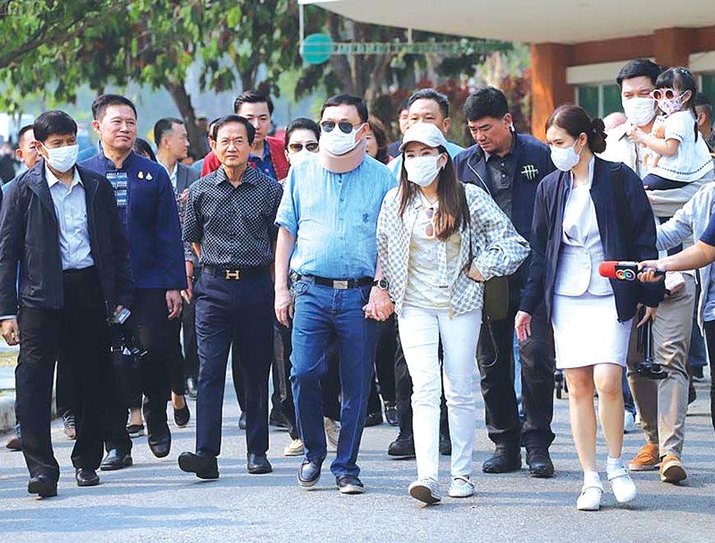 ‘ทักษิณ’คุยอาการดีขึ้นตามลำดับ  แอ่วเชียงใหม่ชื่นมื่น เลิกใส่เฝือกแขน/ปลอกคอยังอยู่
