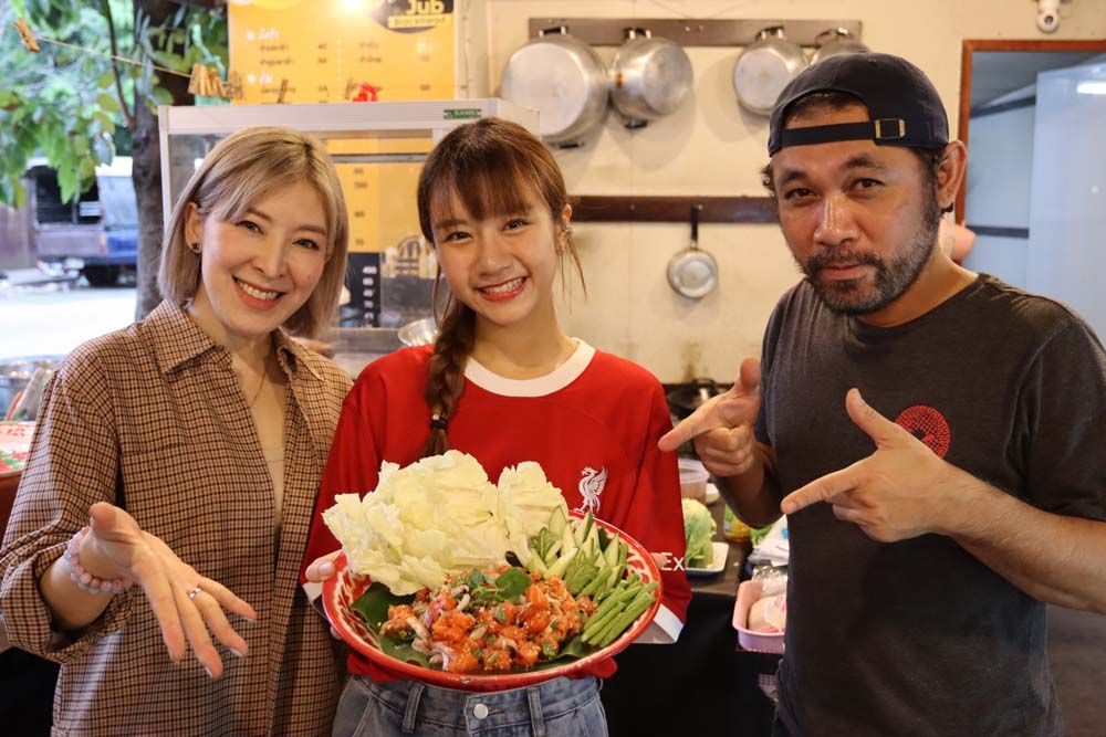 รายการ ‘ต๊ะต่อนยอน STYLE EP.50 ติ๊ก MR.TEAM’ควง ‘เบสท์ Sora Sora’  บุกร้าน ‘ดลใจไก่ย่าง’ ทำลาบปลาแซลมอน