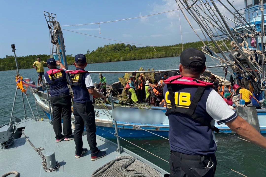 ตำรวจน้ำบุกค้นเรือประมงกลางทะเล พบลูกเรือพกยาไอซ์
