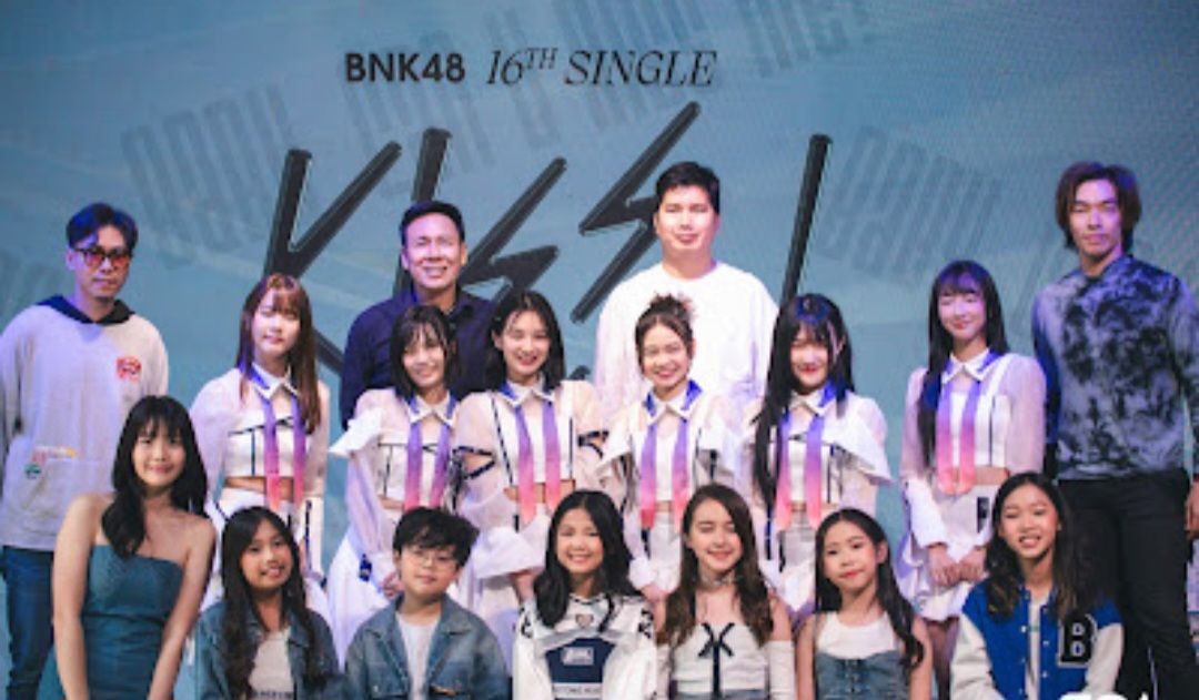 BNK48 รุ่น 4 บุก SCA โชว์มินิคอนเสิร์ตสร้างความสนุกร่วมกับวง Rise Squad