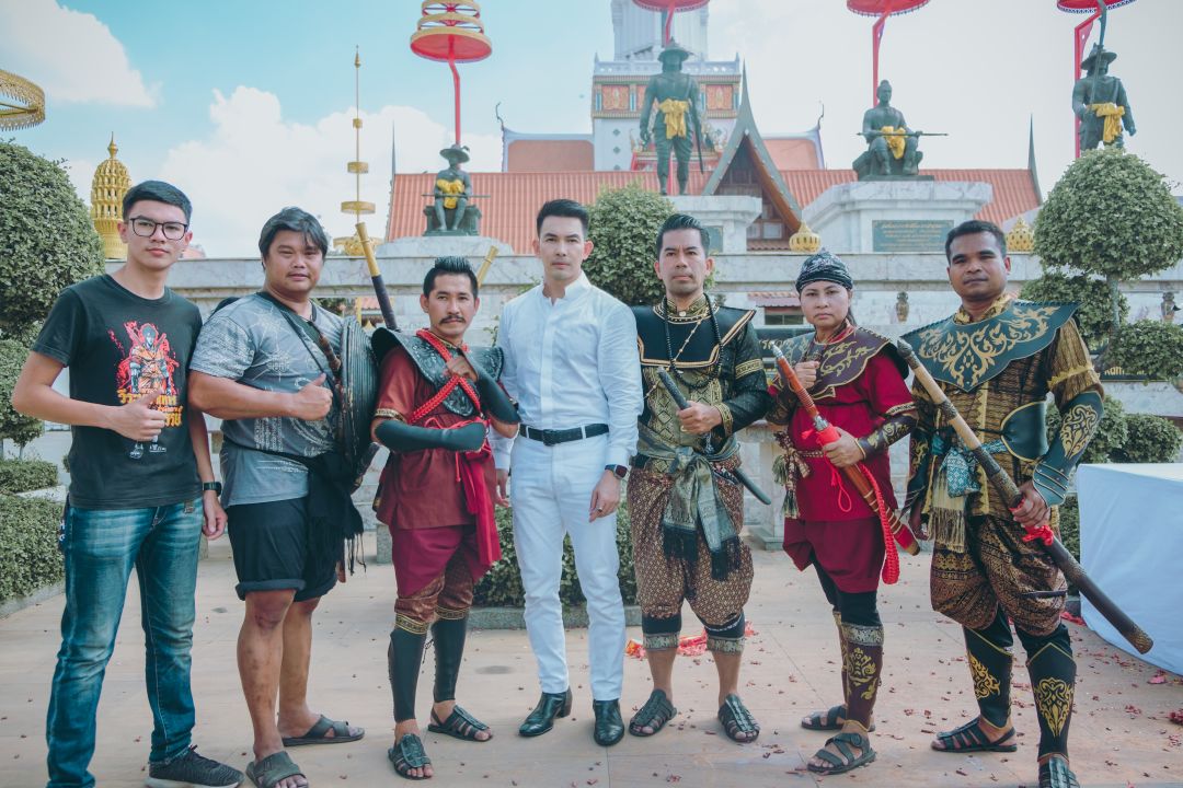 'อั้ม-อธิชาติ'หน้าใสใจบุญ แท็คทีม 'ป๋อง สุพรรณ'บวงสรวงเหรียญเจิ้งเจา