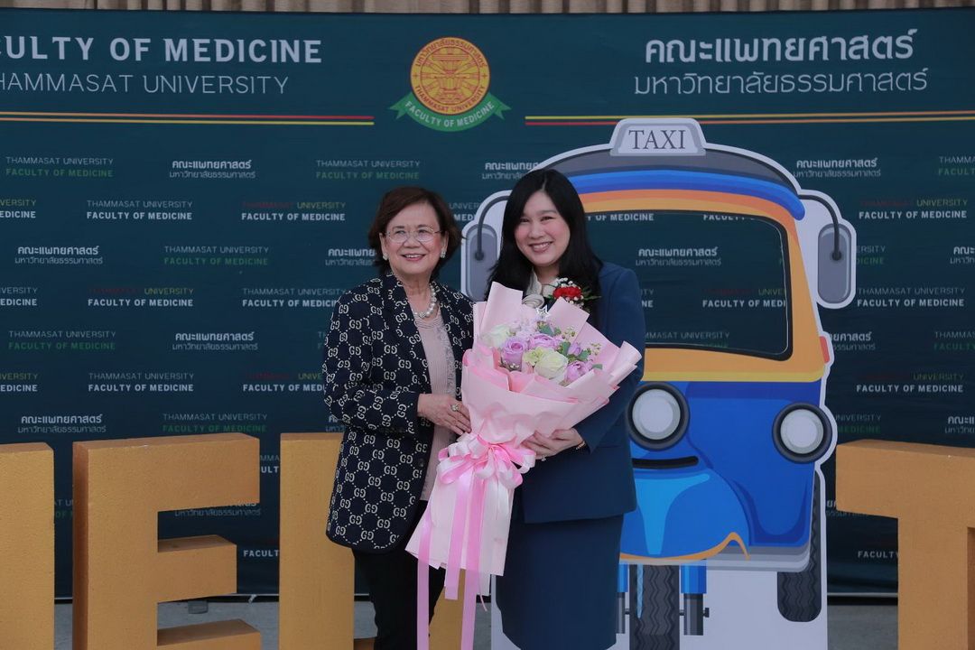 'พญ.พรลักษณ์ หาญพาณิชย์' เข้ารับรางวัลศิษย์เก่าแพทย์ธรรมศาสตร์ ดีเด่นด้านบริหาร