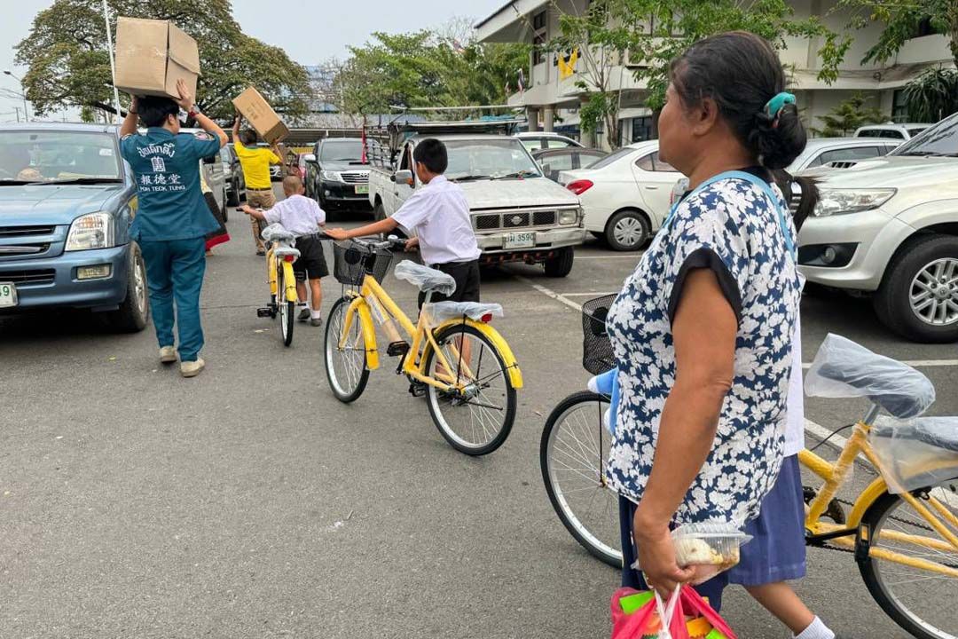 ‘มูลนิธิป่อเต็กตึ๊ง’มอบอุปกรณ์ประกอบอาชีพให้แก่ชาวร้อยเอ็ด-มอบจักรยานโรงเรียนชนบท