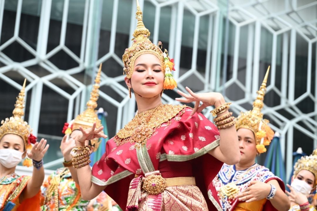 'เบนซ์ พรชิตา'รำแก้บน ขอให้ผอม พร้อมนางรำ100ชีวิต สุดอลังการ