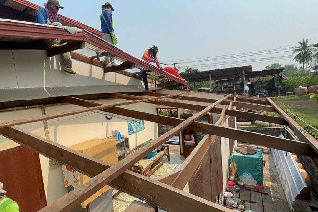 ชาวบ้านโพนพิสัยกว่า 500 หลังเร่งซ่อมแซมบ้านหลังถูกพายุฤดูร้อนถล่ม
