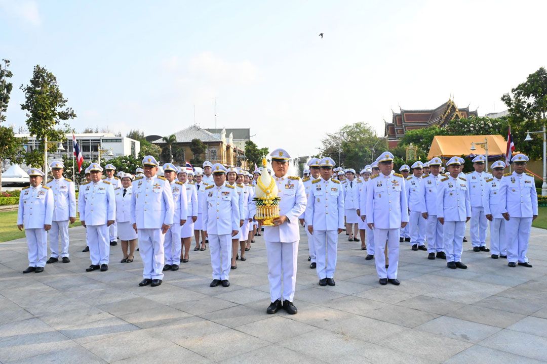 ปลัดมท. นำข้าราชการมหาดไทย วางพานพุ่มดอกไม้ เนื่องในวันจักรี
