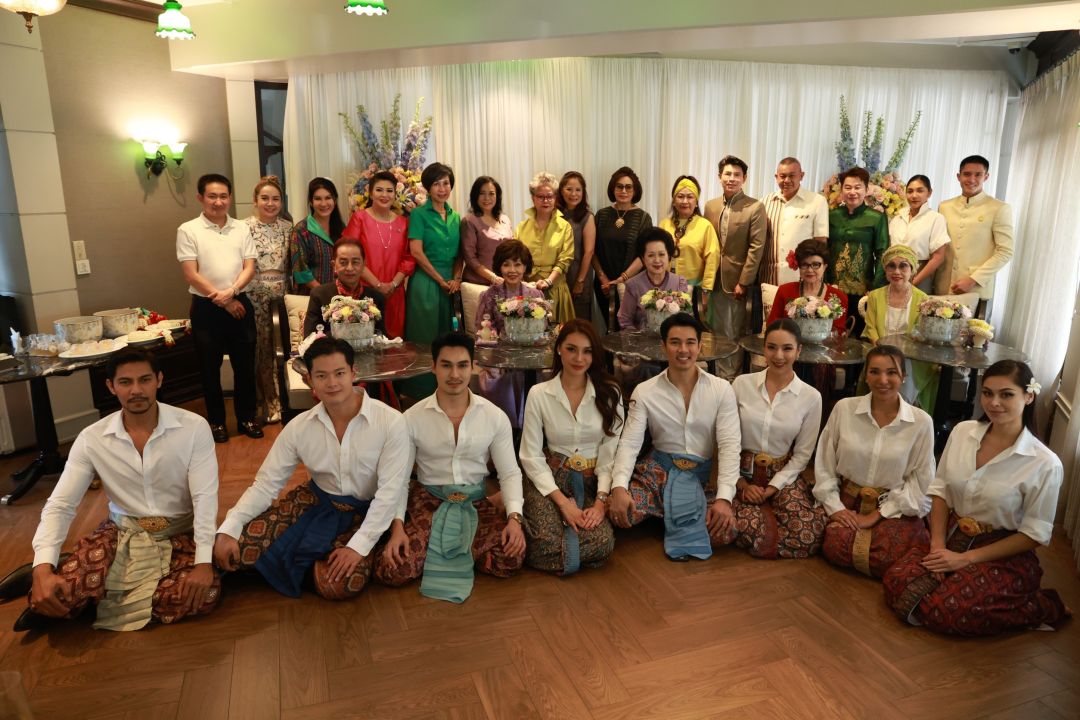 'เฟิร์ส หวัง - ธ๊อป ณฐนน'นำทีมครอบครัวซูปร้าแต่งกายผ้าไทย รดน้ำดำหัวผู้ใหญ่ต้อนรับสงกรานต์ ณ บ้านสุริยาศัย