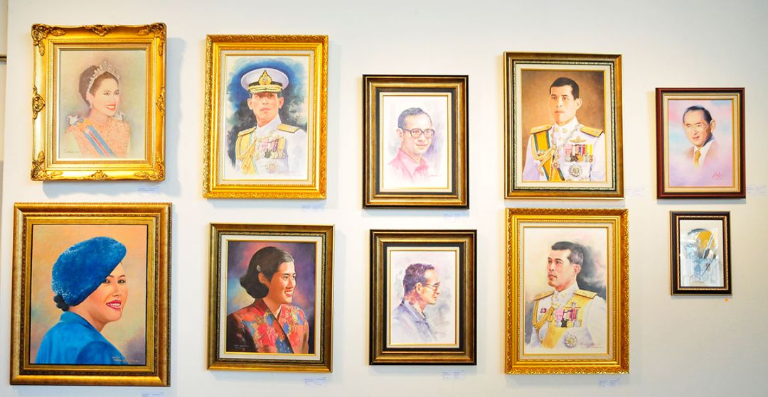 ศิลปกรรมเทิดพระเกียรติ สมเด็จพระบรมราชชนนีพันปีหลวง  รายได้เพื่อสภากาชาดไทย และมูลนิธิอาสาเพื่อนพึ่ง(ภาฯ)ยามยากฯ