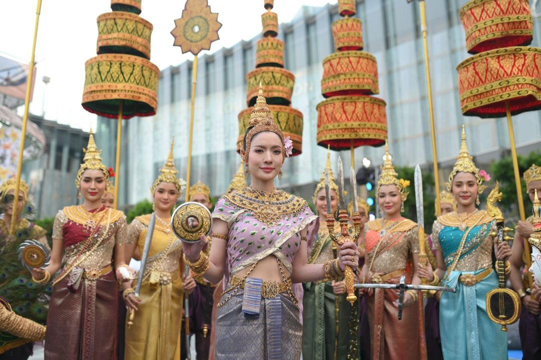 'แอฟ-ทักษอร'นางสงกรานต์มโหธรเทวีสวยสง่าดุจนางในวรรณคดี ร่วมพิธีเปิดงาน 'ไอคอนสยามมหัศจรรย์เจ้าพระยามหาสงกรานต์ ๒๕๖๗'