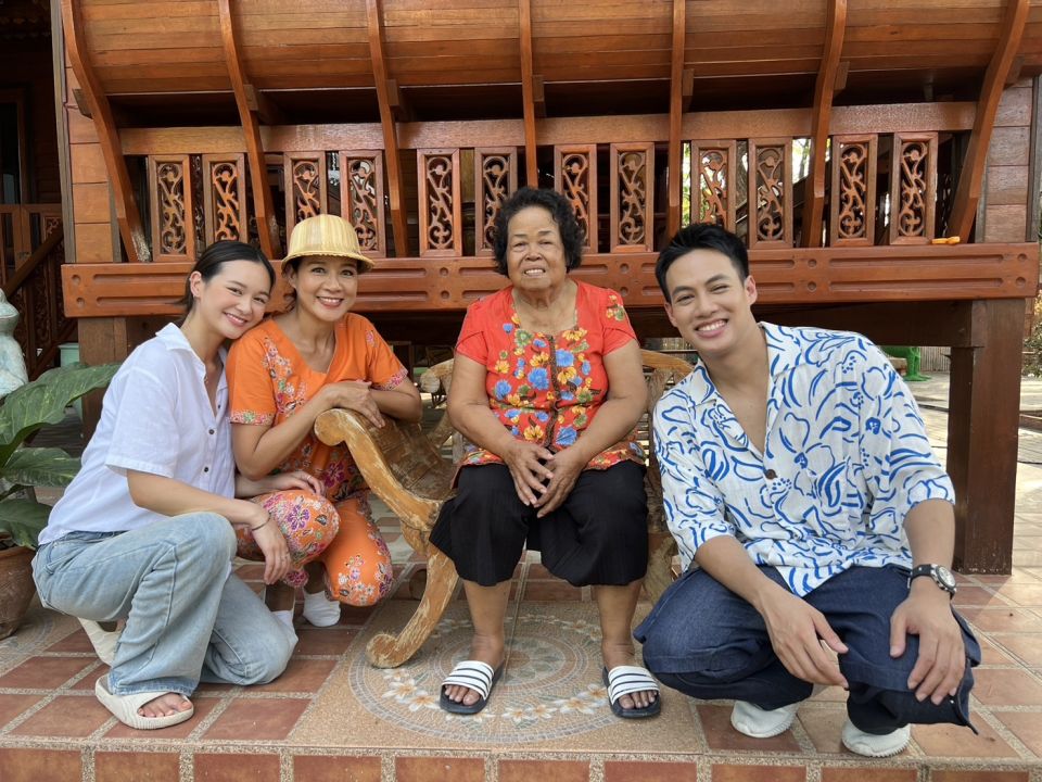 'ภารกิจสุดคิดถึง' รับสงกรานต์ด้วยความอบอุ่น พาบุกบ้านสวน 'กบ ปภัสรา' คุยฉ่ำ 3 เจนเนอเรชัน