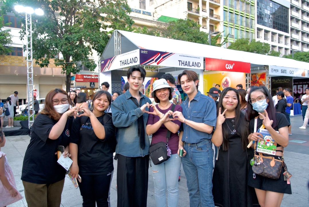 ถูกดึงตัวร่วมเดินพรมแดง 'แก๊ปเปอร์ - พี เอกภพ - ป้าน จิรโชติ'ในงานเทศกาล HIFF2024 ที่ประเทศเวียดนาม
