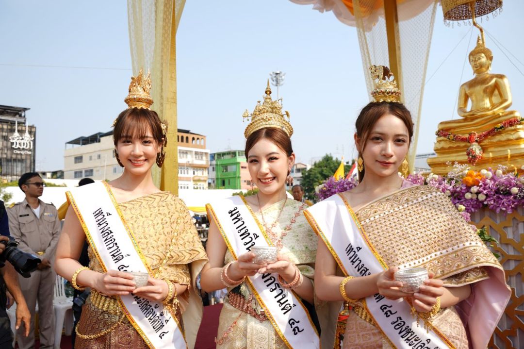 'BNK48 - CGM48'สาดความสวยฉ่ำ!ขึ้นขบวนรถแห่ ในเทศกาลมหาสงกรานต์ ลานคนเมือง