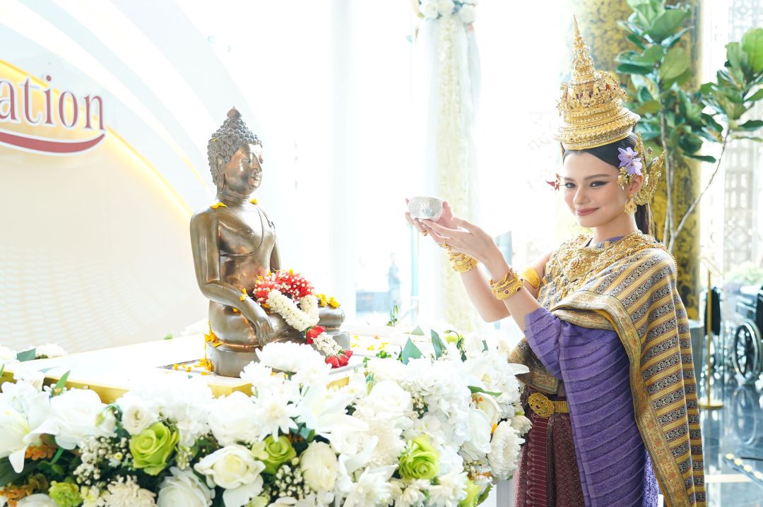 'เบ็คกี้ รีเบคก้า'เฉิดฉายนำขบวนแห่นางสงกรานต์