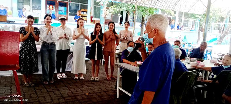 ‘มายด์-ณภศศิ’เป็นเจ้าภาพเลี้ยงอาหารให้คนชรา