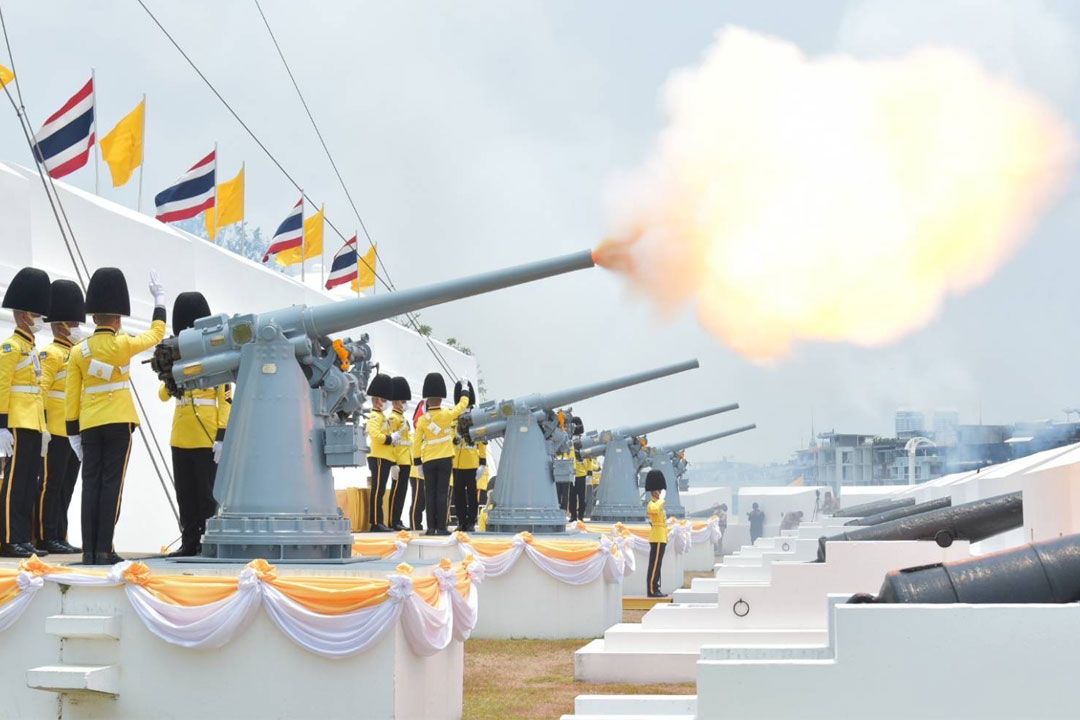 เหล่าทัพ พร้อมใจยิงสลุตหลวง 21 นัด เฉลิมพระเกียรติฯ เนื่องในพระราชพิธีฉัตรมงคล