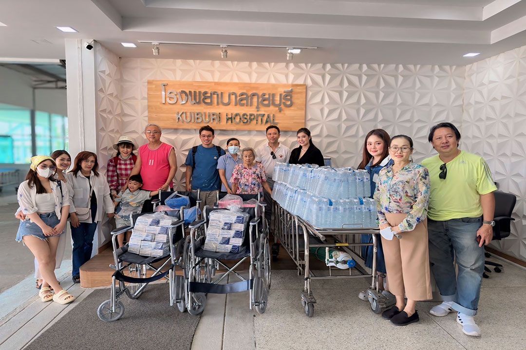 'หญิงหมัด - ม.ร.ว.มาลินี จักรพันธุ์' นำทีมมอบอุปกรณ์ทางการแพทย์ให้กับ รพ.กุยบุรี