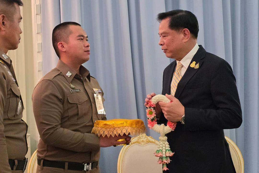 'พีระพันธุ์'รับพวงมาลัยขอบคุณจาก'หมู่เปาเปียว'ช่วยเข้าเรียนนายร้อยได้ หลังติดปมสูติบัตร