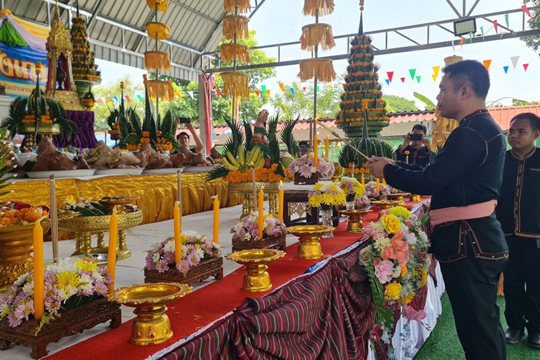 ผู้ว่าฯศรีสะเกษนำไหว้พระธาตุจังเกาพระธาตุเกาแก่อายุกว่า800ปีชาวบ้านแห่ขอเลข