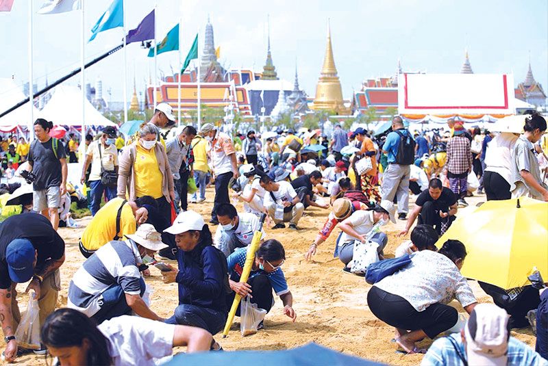‘พระโค’เสี่ยงทาย กินน้ำ/หญ้า/เหล้า น้ำบริบูรณ์-ศก.รุ่ง