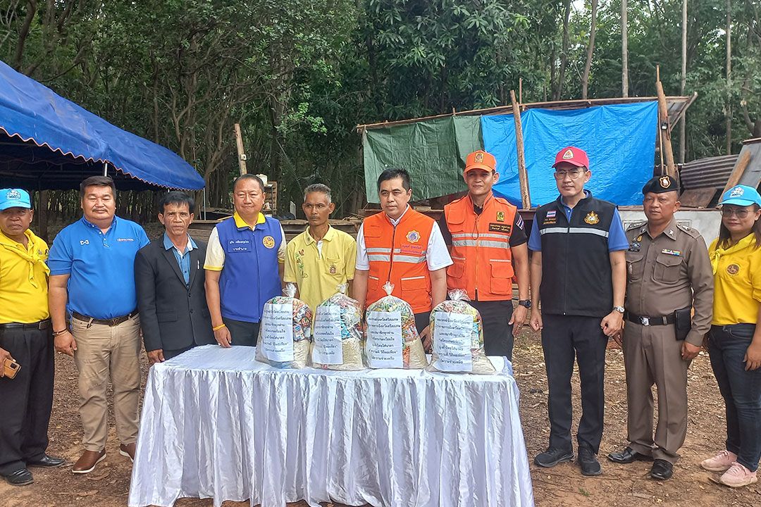 'ผู้ว่าฯศรีสะเกษ'ลงพื้นที่ช่วยเหลือ-ให้กำลังใจผู้ประสบภัยพายุฤดูร้อนถล่ม