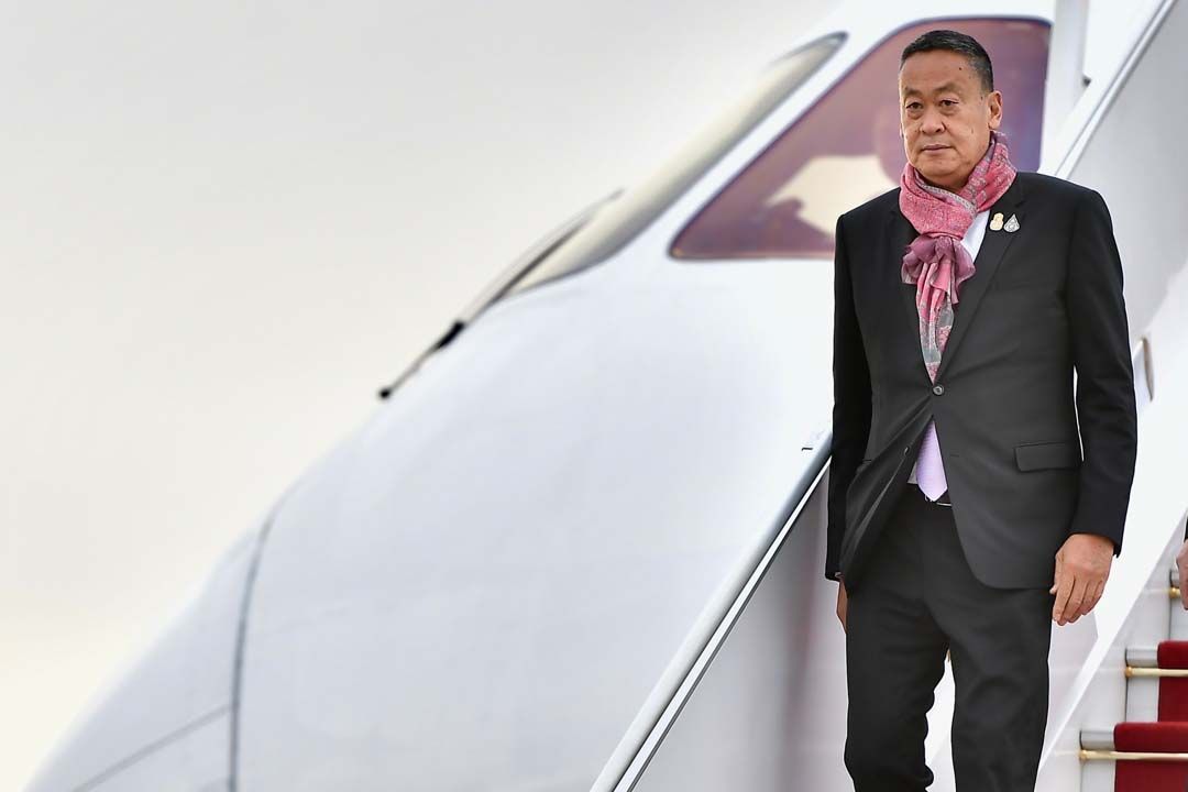 นายกฯสวม‘ผ้าลายอย่าง’ลาย‘เพ็ชรราชวัตร’ถึงปารีส เตรียมร่วมงาน Thailand – France Business Forum