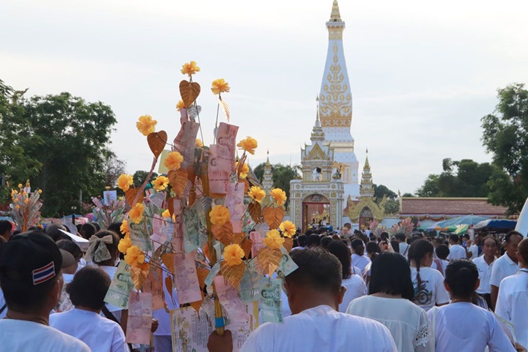 ไทยลาวแห่ต้นเงินเวียนเทียนถวายพระธาตุพนมวันวิสาขบูชาส่งเสริมการท่องเที่ยวเชิงธรรมะ