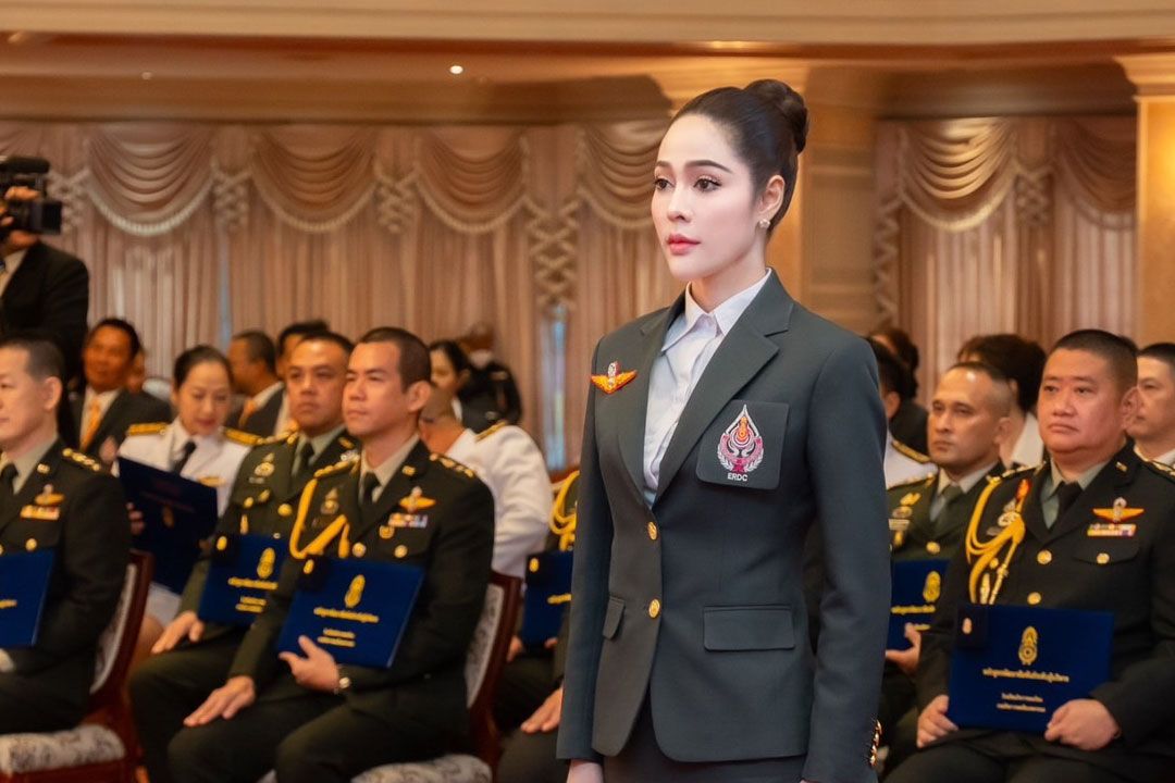 'จูน นาตาชา'เข้าพิธีรับใบประกาศนียบัตรจบหลักสูตร พัฒนาสัมพันธ์ระดับผู้บริหาร กองทัพบก รุ่นที่ 30