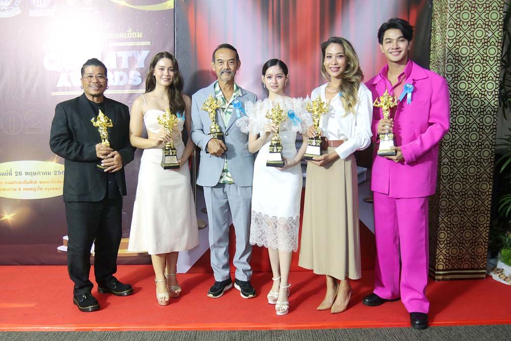 ‘นินิว-อนุธิดา’ร่วมแสดงความยินดี‘เล้ง-ณัฐพล’  คว้ารางวัล‘ดาวรุ่งชายยอดเยี่ยม’