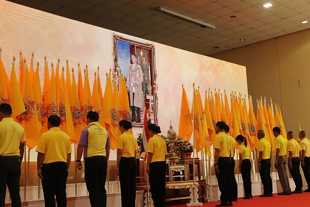 ชาวนครพนมปลื้มปิติร่วมพิธีรับธงตราสัญลักษณ์เฉลิมพระเกียรติในหลวงจากชายแดนอีสานสู่ กทม.