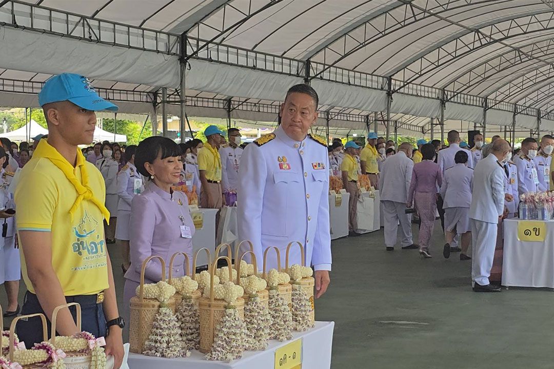 นายกฯ-ภริยา ตักบาตรพระสงฆ์ 147 รูป ถวายพระราชกุศล เนื่องในโอกาสวันเฉลิมพระชนมพรรษา สมเด็จพระราชินี