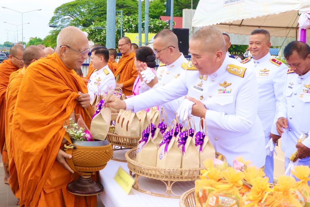 ผู้ว่าฯบุรีรัมย์นำพสกนิกรตักบาตรพระสงฆ์147รูปถวายพระราชกุศลสมเด็จพระราชินี