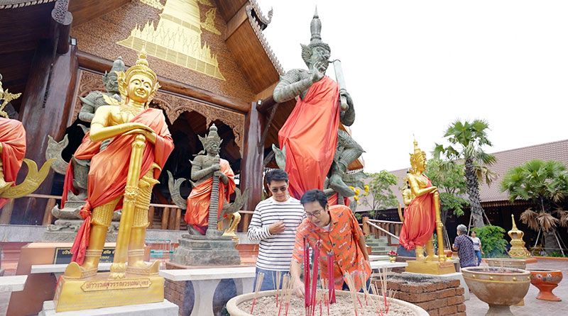 ‘หนุ่ม-แท่ง’ พาทัวร์วัดพุทธวนาราม  ตามหาวัตถุมงคลชื่อดัง จ.มหาสารคาม