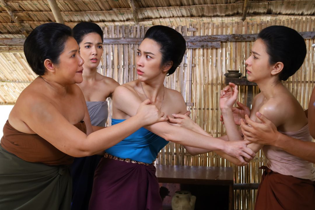 'พลอย'ปรี๊ดแตกกระชาก 'กุ๊กกิ๊ก'  ตัวปลิว จับมือยัดเครื่องหีบอ้อย ตัดพี่ตัดน้องใช้ผัวคนเดียวกัน!!!
