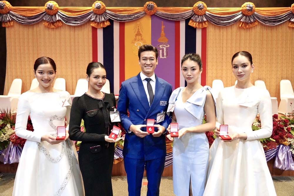 ‘ชมพู-อทิตา’ ตัวแทนนักแสดงช่อง 8  รับพระราชทานเข็มที่ระลึกวันอานันทมหิดล