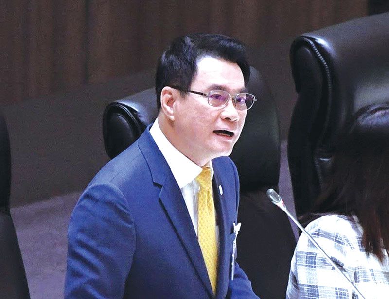 ตั้งฉายารบ.‘นักกู้ผ้าขาวม้าพันคอ’  ซัด‘งบเป็ดขี้เหร่’  ‘จุรินทร์’สับซุกเงินกู้แจก1หมื่น