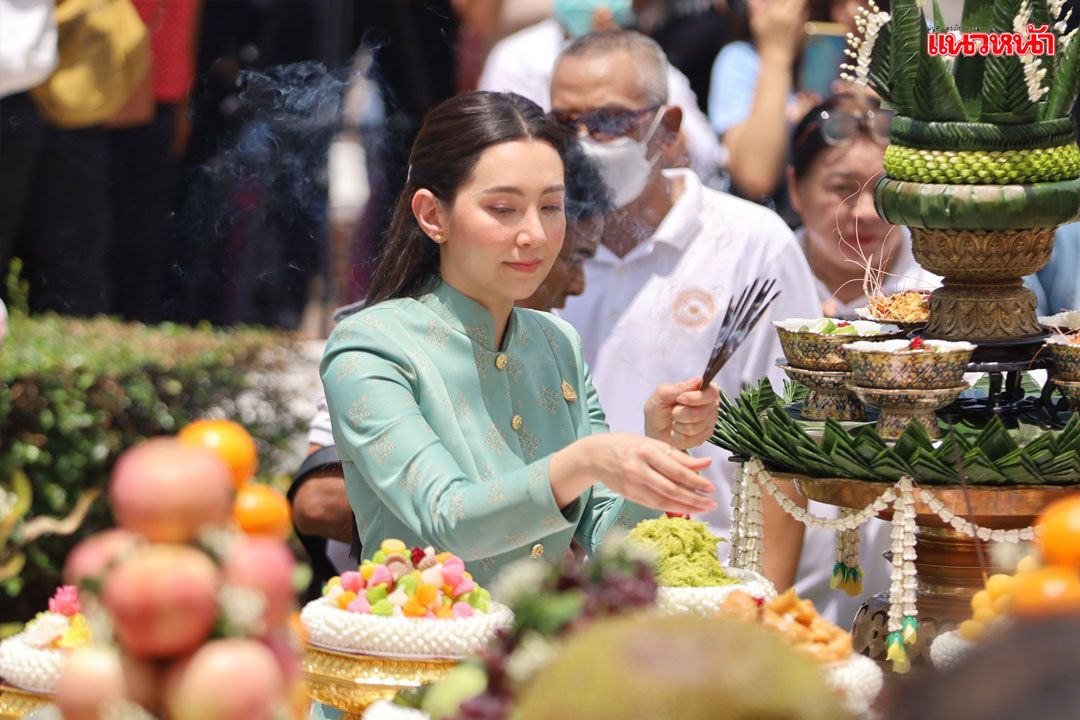 'เบลล่า ราณี' ทอดผ้าป่าปิดทอง 'สมเด็จพระนางพญา' องค์ใหญ่ วัดราชบูรณะ