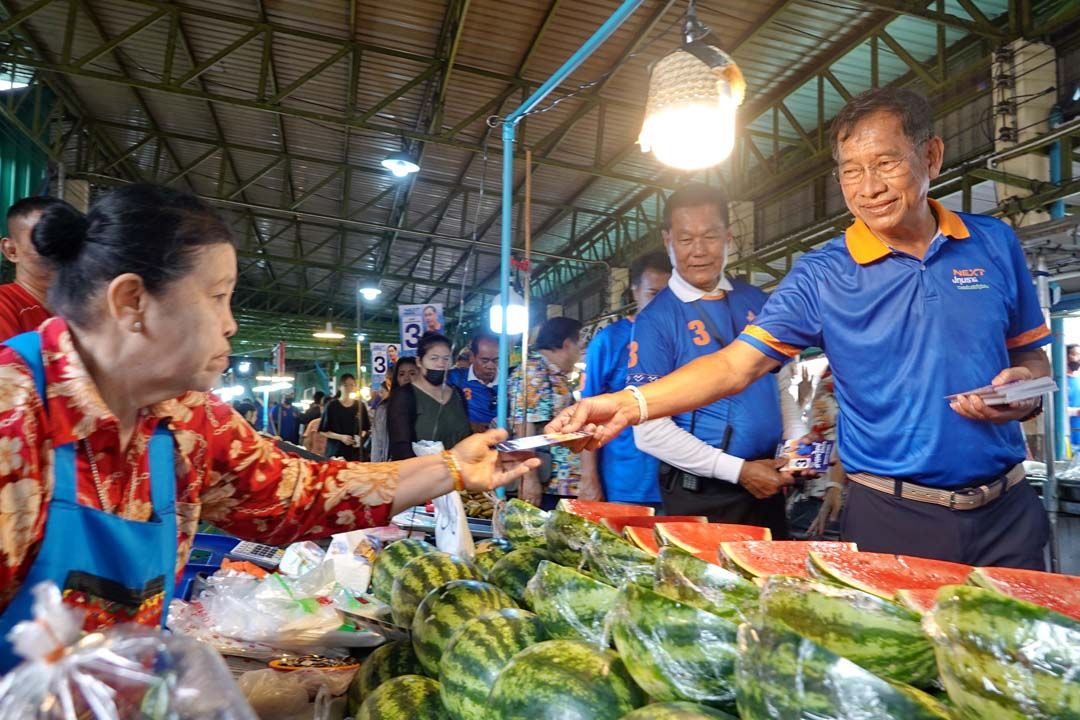 ‘บิ๊กแจ๊ส’ฟิตลุยตลาดเช้า หาเสียงโค้งสุดท้ายศึกชิงนายกอบจ.ปทุมธานี