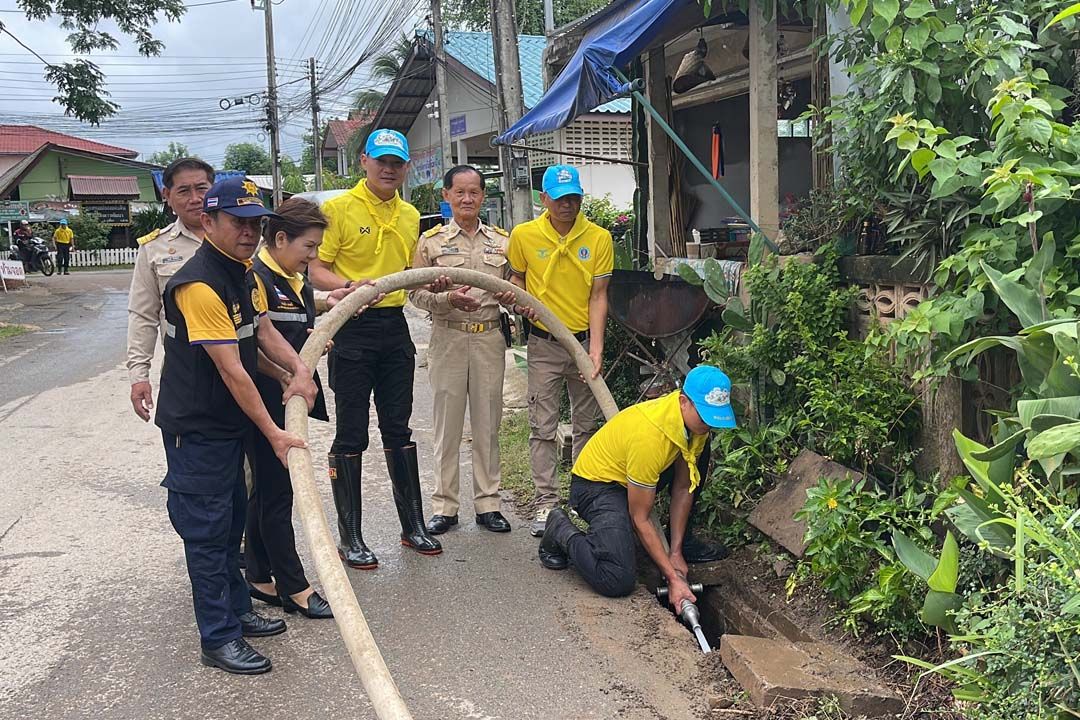 ‘กรมทหารพรานที่32’นำกำลังพลจิตอาสาพระราชทาน ลอกท่อระบายน้ำถวายเป็นพระราชกุศล